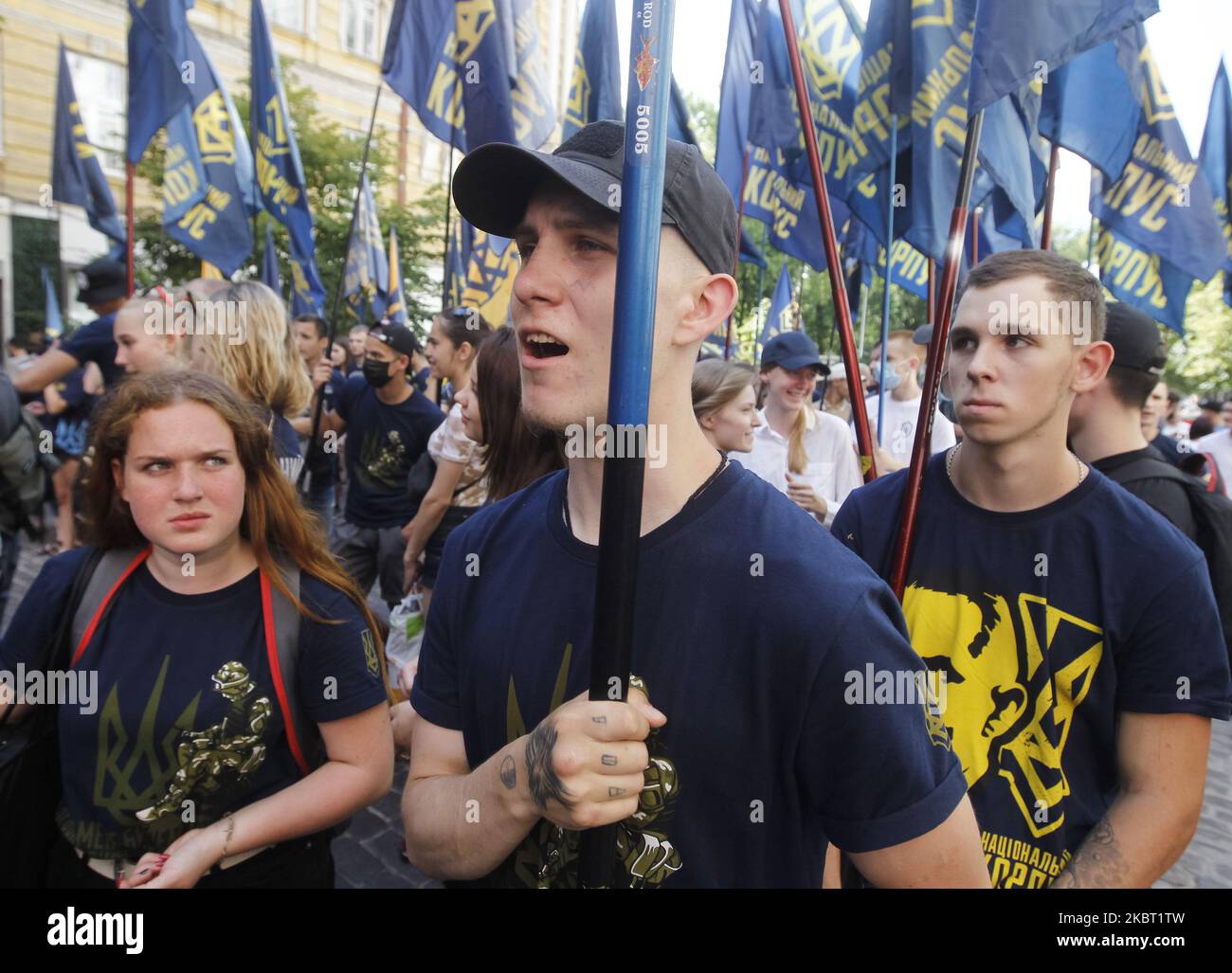 Gli attivisti di estrema destra ucraini del partito politico 'corpo Nazionale' e i loro sostenitori prendono parte a un raduno chiamato 'domanda della Nazione - divieto di organizzazioni pro-russe' con il divieto di domanda di partiti pro-russi a Kiev, Ucraina, il 02 luglio 2020. (Foto di Str/NurPhoto) Foto Stock