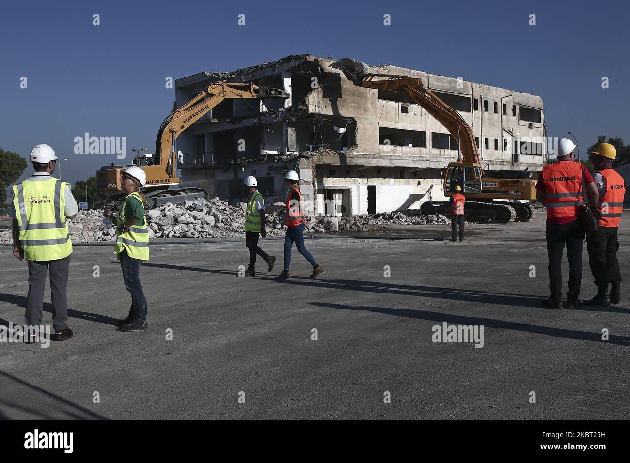 I bulldozer demoliscono un edificio nel vecchio aeroporto di Atene, nel sobborgo di Hellinikon , a sud di Atene, il 3 luglio 2020 (Foto di Panayotis Tzamaros/NurPhoto) Foto Stock