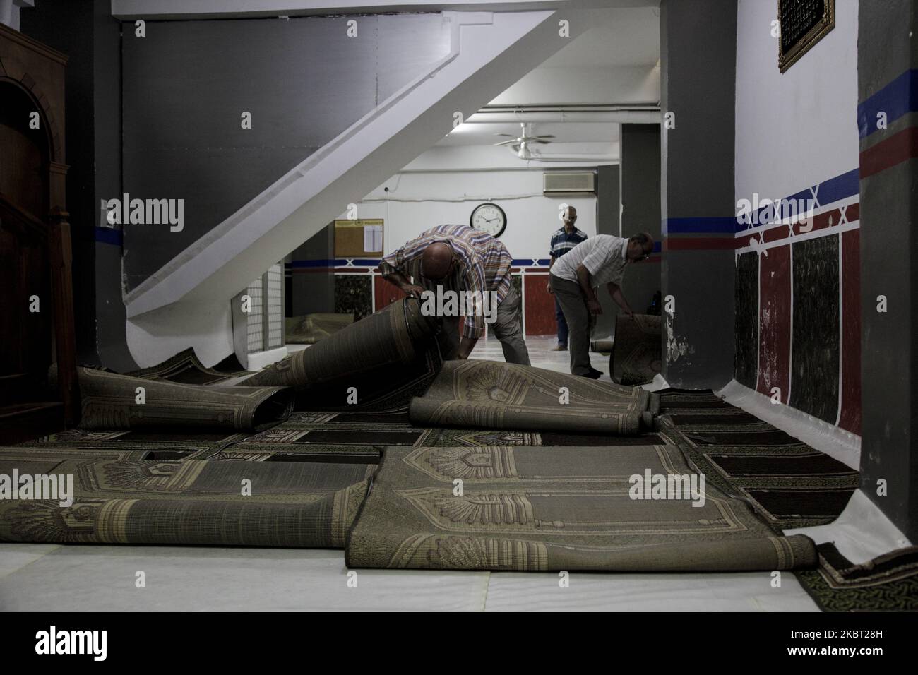 Atmosfera dopo le autorità di polizia tutti gli ordini improvvisi di chiudere una delle prime sale di preghiera musulmane ad Atene nel porto del Pireo, in Grecia, che è attiva dal 1989, il 3 luglio 2020. (Foto di Konstantinos Zilos/NurPhoto) Foto Stock