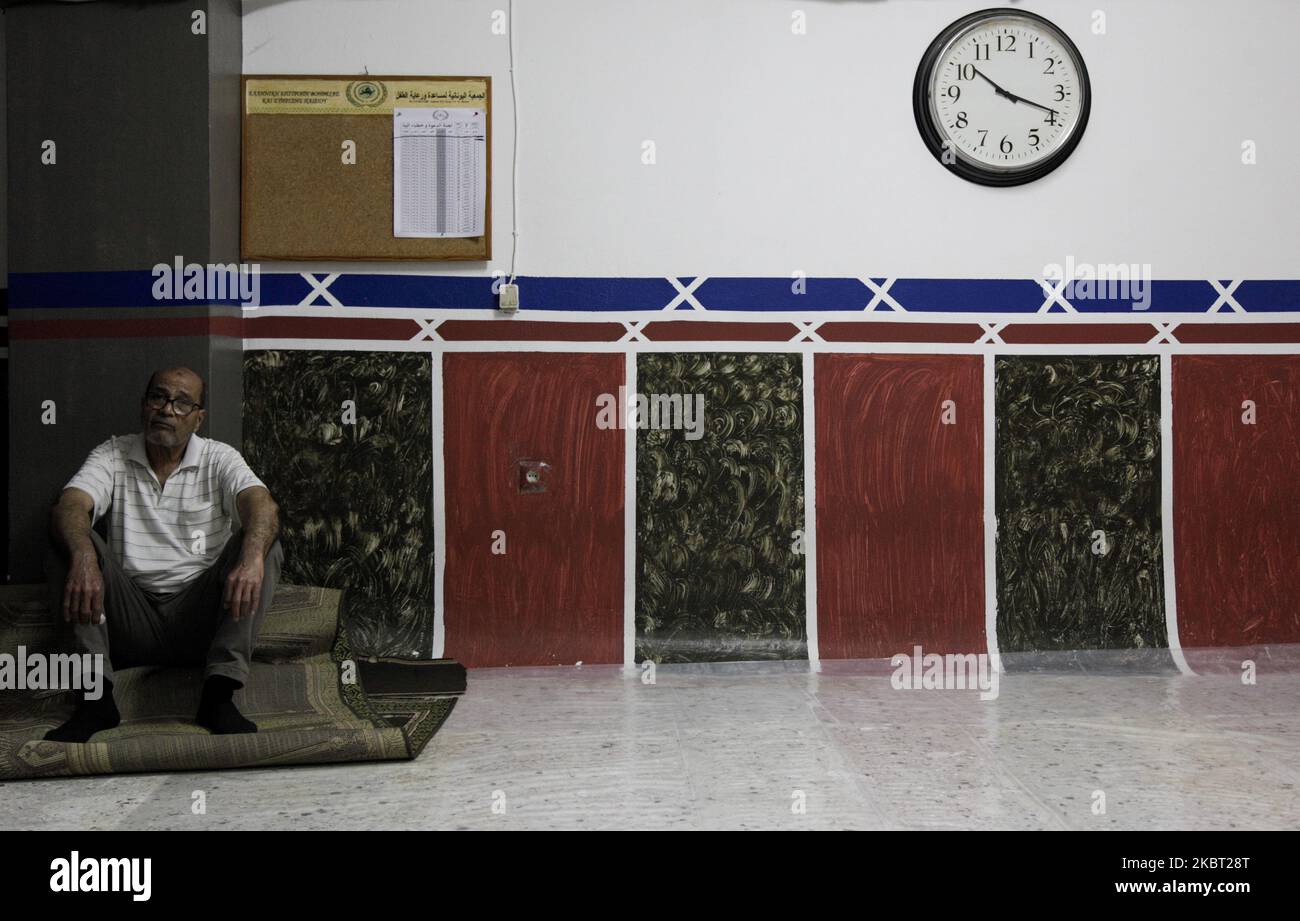 Atmosfera dopo le autorità di polizia tutti gli ordini improvvisi di chiudere una delle prime sale di preghiera musulmane ad Atene nel porto del Pireo, in Grecia, che è attiva dal 1989, il 3 luglio 2020. (Foto di Konstantinos Zilos/NurPhoto) Foto Stock