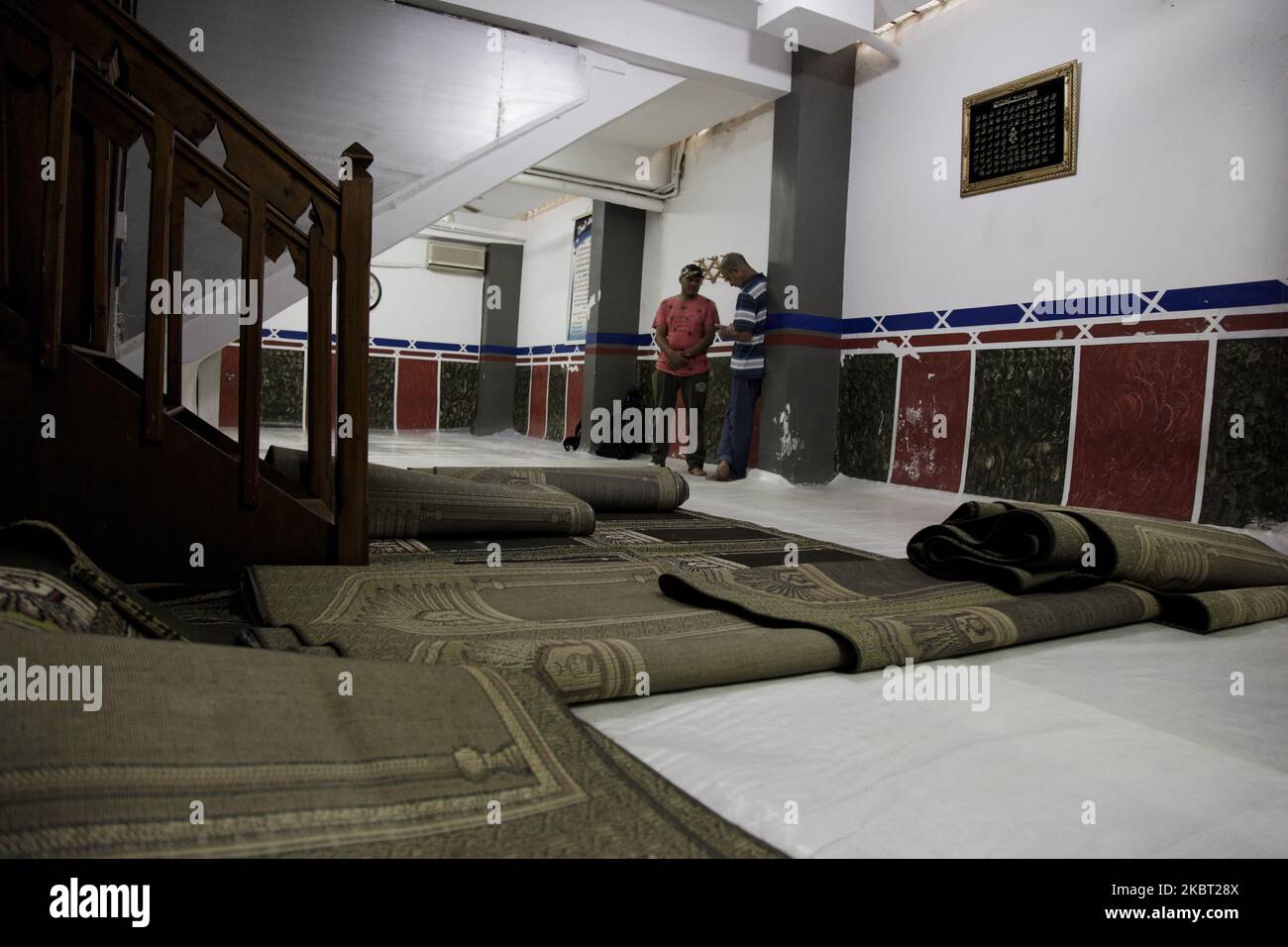 Atmosfera dopo le autorità di polizia tutti gli ordini improvvisi di chiudere una delle prime sale di preghiera musulmane ad Atene nel porto del Pireo, in Grecia, che è attiva dal 1989, il 3 luglio 2020. (Foto di Konstantinos Zilos/NurPhoto) Foto Stock
