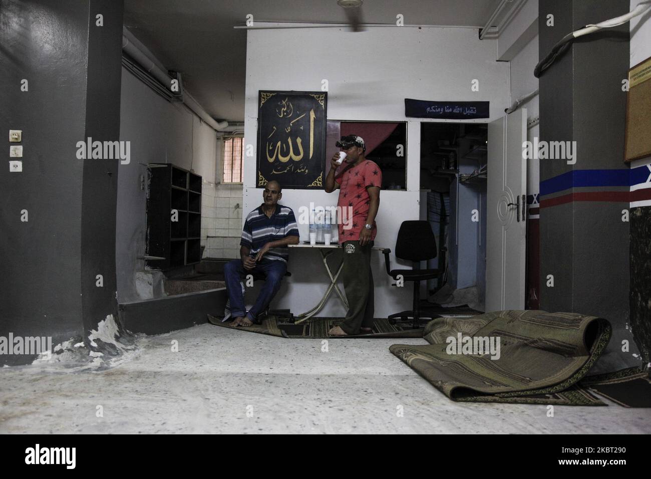 Atmosfera dopo le autorità di polizia tutti gli ordini improvvisi di chiudere una delle prime sale di preghiera musulmane ad Atene nel porto del Pireo, in Grecia, che è attiva dal 1989, il 3 luglio 2020. (Foto di Konstantinos Zilos/NurPhoto) Foto Stock