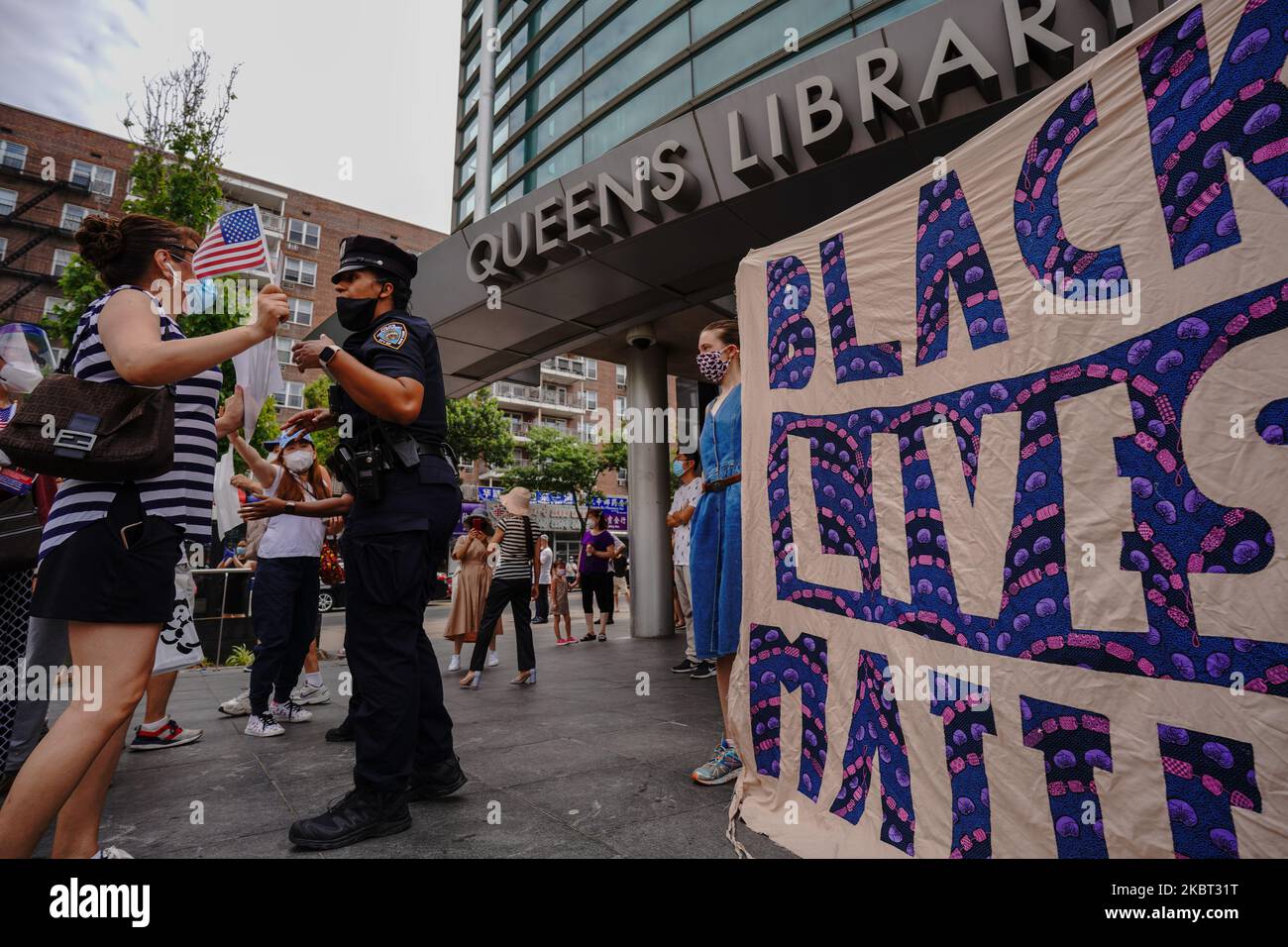 Protesta del movimento Pro-NYPD e Black Lives Matter di fronte alla Biblioteca pubblica delle Regine a Flushing, Borough of Queens a New York City, USA, il 3 luglio 2020. La protesta fa parte del movimento contro il razzismo sistemico contro la comunità afro-americana e la brutalità della polizia, per protestare contro l'uccisione di George Floyd da parte della polizia di Minneapolis il 25 maggio. (Foto di John Nacion/NurPhoto) Foto Stock