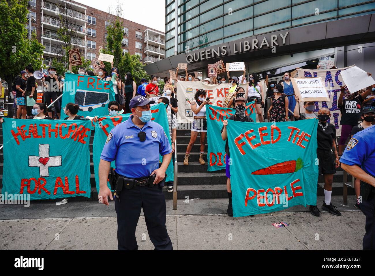 Protesta del movimento Pro-NYPD e Black Lives Matter di fronte alla Biblioteca pubblica delle Regine a Flushing, Borough of Queens a New York City, USA, il 3 luglio 2020. La protesta fa parte del movimento contro il razzismo sistemico contro la comunità afro-americana e la brutalità della polizia, per protestare contro l'uccisione di George Floyd da parte della polizia di Minneapolis il 25 maggio. (Foto di John Nacion/NurPhoto) Foto Stock