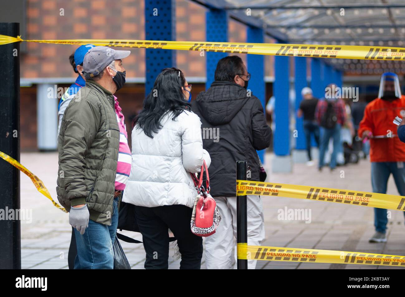 I migranti venezuelani in Colombia, come i cittadini che vivono al di fuori della città cercare di ottenere un biglietto bus presso il mozzo degli autobus di Saliter a Bogota in mezzo alla pandemia di Coronavirus in Colombia, il 3 2020 luglio a Bogota, Colombia. Poiché il paese deve ancora affrontare il blocco a causa della nuova pandemia di coronavirus, le uscite delle città e dei dipartimenti sono chiuse per prevenire la diffusione del virus in altre aree del paese, dal marzo 22 2020. (Foto di Sebastian Barros/NurPhoto) Foto Stock