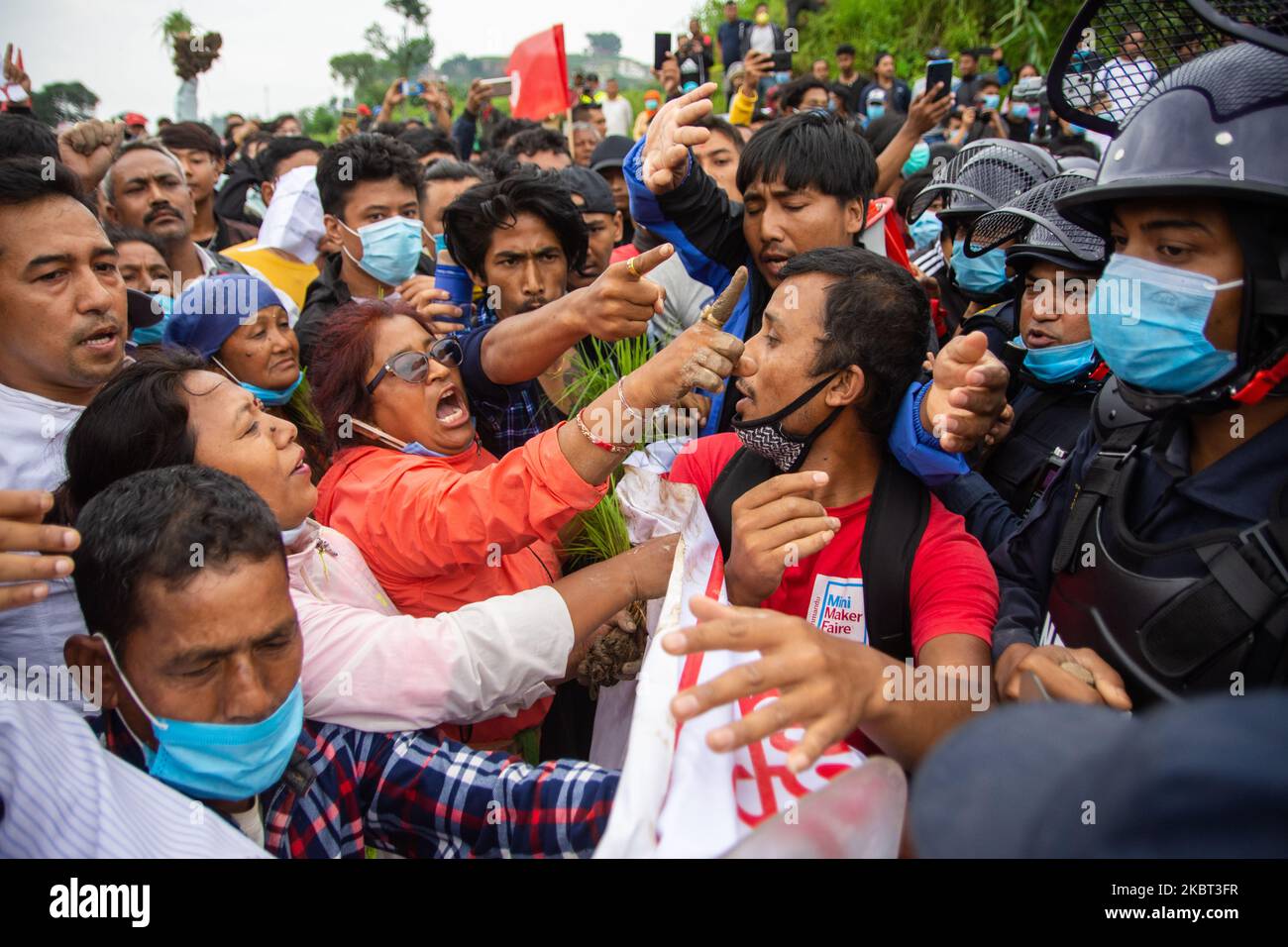 Le persone provenienti dalle comunità Newar protestano contro il progetto di costruzione in corso della pista veloce di Kathmandu-Nijghad, lunga 76,2 chilometri, a Khokana, Lalitpur, sabato 4 luglio 2020. Il gruppo etnico di Khokana e Bungmati ha espresso la propria disapprovazione per i danni che possono causare sulla loro terra e sulla loro cultura a causa della costruzione del Fast Track. (Foto di Rojan Shrestha/NurPhoto) Foto Stock