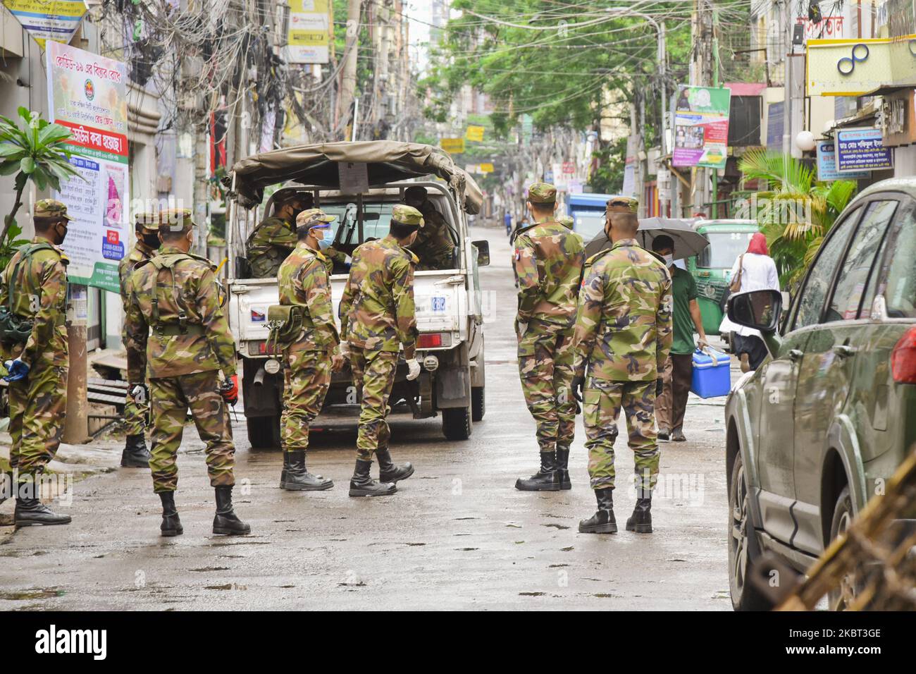 Bangladesh soldati dell'esercito consapevoli della gente generale per rimanere a casa mentre pattugliano sulle streetsin un governo ha imposto la zona rossa del coronavirus con il massimo rischio di infezione a Wari a Dhaka, Bangladesh, il 04 luglio 2020. (Foto di Mamunur Rashid/NurPhoto) Foto Stock