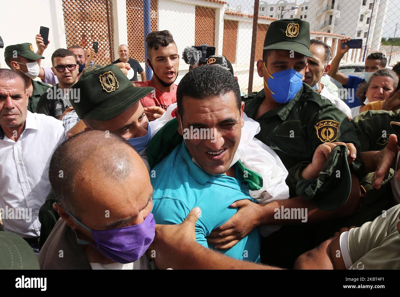 Karim Tabbou (C, camicia blu), la figura iconica del movimento popolare anti-regime di Hirak, è circondato da tifosi acclamati dopo il suo rilascio dalla prigione di Kolea, 56 chilometri ad ovest di Algeri, Algeria, 02 luglio 2020. Il 02 luglio scorso le autorità giudiziarie algerine hanno deciso di liberare Tabbou, imprigionato dal 26 settembre 2019, e altri tre noti oppositori del regime dalla prigione. Karim Tabbou era stato condannato in appello il 24 marzo, ad un anno di carcere per 'minare l'integrità del territorio nazionale (Foto di Billal Bensalem/NurPhoto) Foto Stock