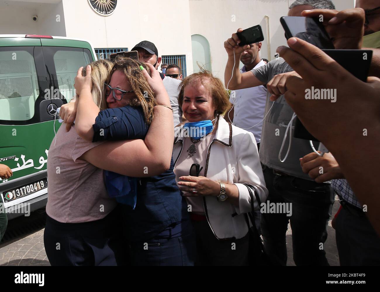 Amira Bouraoui, (C-L) una delle figure più importanti del movimento anti-regime di Hirak, è salutata da tifosi di rallegramento dopo il suo rilascio dalla prigione di Kolea, 56 chilometri ad ovest di Algeri, Algeria, 02 luglio 2020. Il 02 luglio le autorità giudiziarie algerine hanno deciso di liberare Bouraoui e altri tre noti oppositori del regime dalla prigione (Photo by Billal Bensalem/Nuralem Photo) Foto Stock