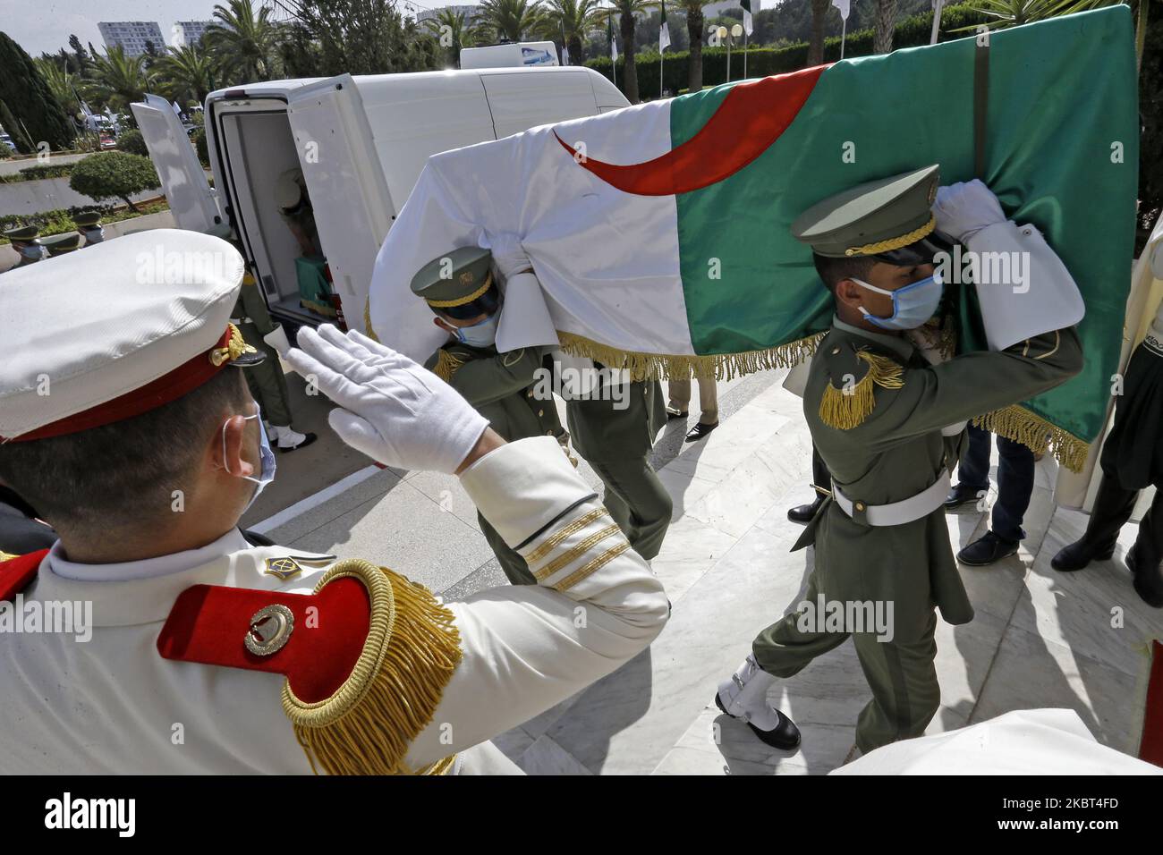 Un soldato è in guardia accanto alle bare con bandiera nazionale che contengono i resti di 24 combattenti di resistenza algerini decapitati durante l'occupazione francese, nel palazzo culturale Moufdi-Zakaria ad Algeri, Algeria, 04 luglio 2020. La Francia ha restituito i teschi di 24 algerini che hanno combattuto contro l'occupazione coloniale francese dell'Algeria che ha cominciato in 1830. I teschi sono stati conservati in un museo a Parigi dal 19th ° secolo, mentre l'Algeria era stato per anni chiedendo il rimpatrio per la loro sepoltura. (Foto di Billal Bensalem/NurPhoto) Foto Stock