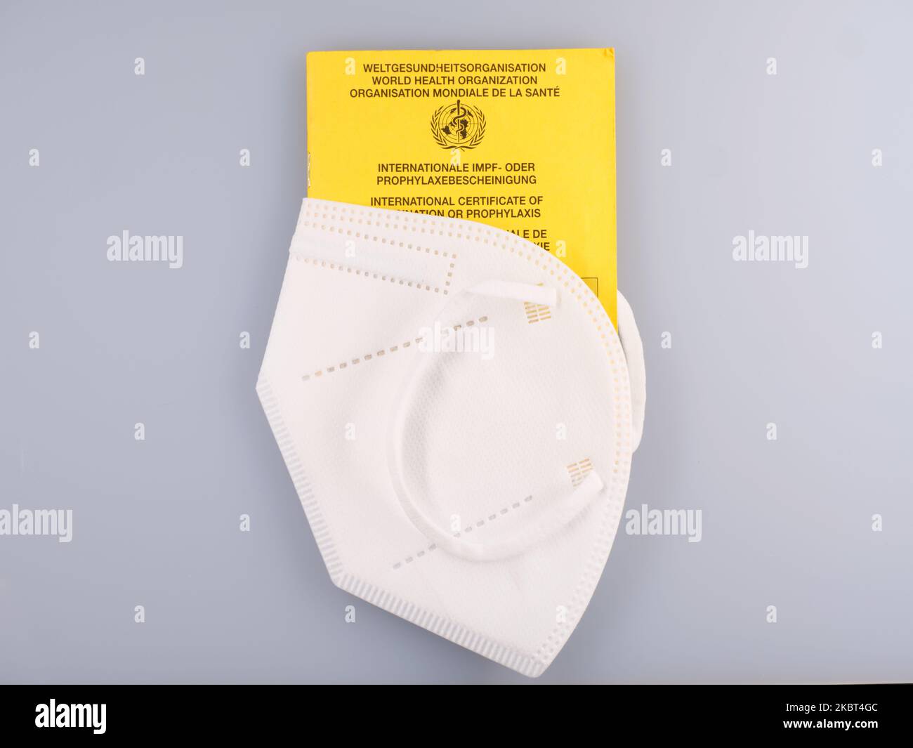 Certificato internazionale di vaccinazione con maschera protettiva. Corona Concept Words on the certifikate: World Health Organisation + Internation Certifik Foto Stock