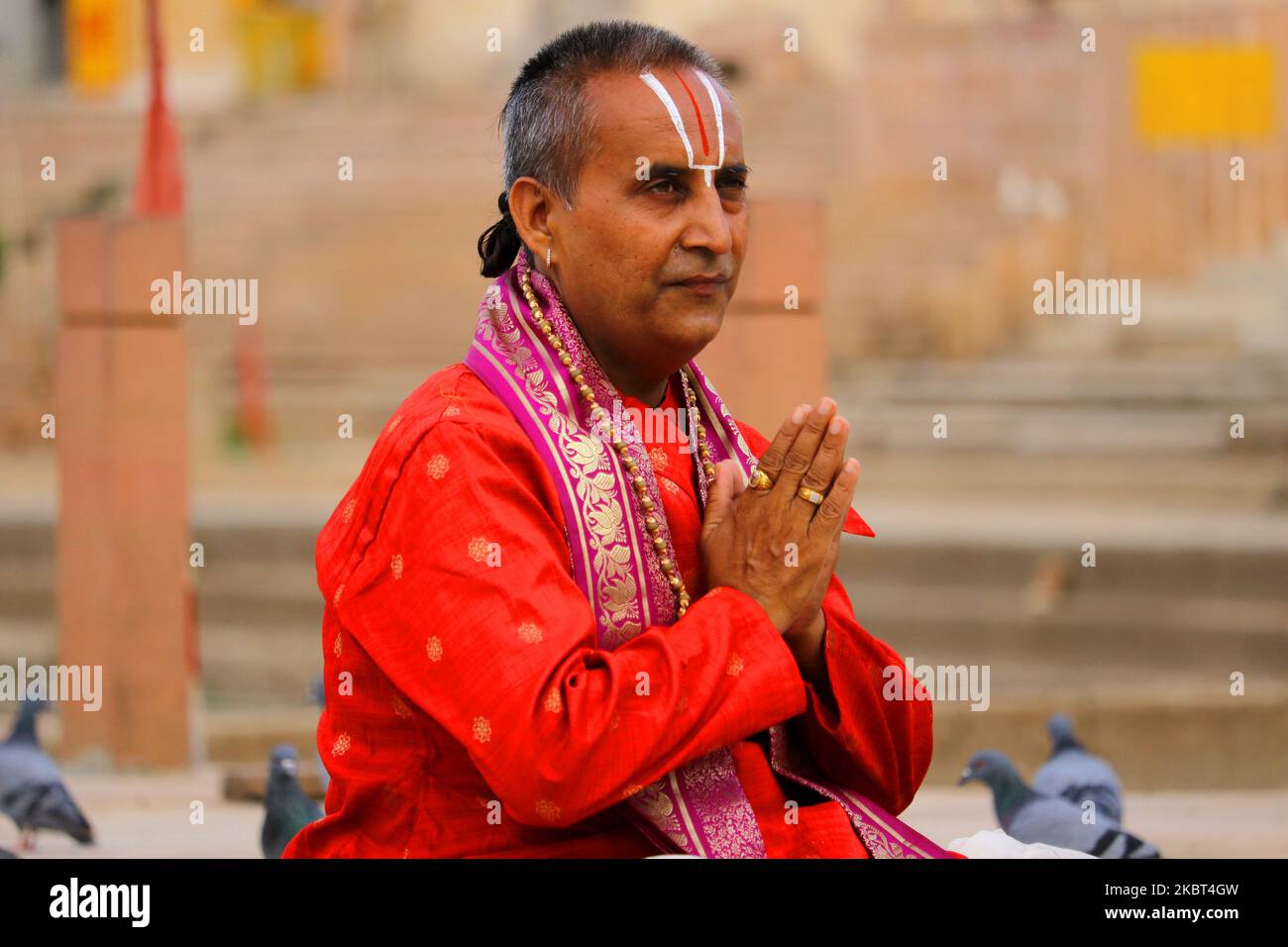 Il sacerdote indù indiano offre preghiere in occasione del ''Guru Purnima'' sul lago santo di Pushkar, Rajasthan, India il 05 luglio 2020. I devoti indù celebrano questo giorno offrendo 'puja' al loro guru. (Foto di Himanshu Sharma/NurPhoto) Foto Stock