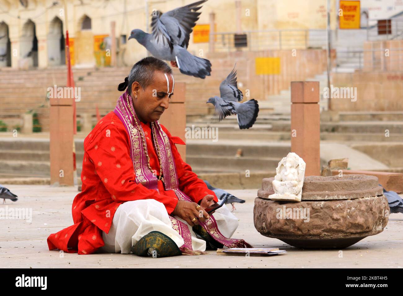 Il sacerdote indù indiano offre preghiere in occasione del ''Guru Purnima'' sul lago santo di Pushkar, Rajasthan, India il 05 luglio 2020. I devoti indù celebrano questo giorno offrendo 'puja' al loro guru. (Foto di Himanshu Sharma/NurPhoto) Foto Stock