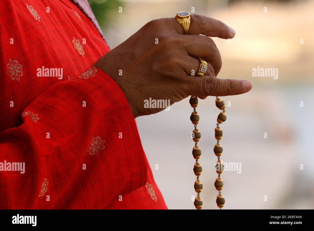 Il sacerdote indù indiano offre preghiere in occasione del ''Guru Purnima'' sul lago santo di Pushkar, Rajasthan, India il 05 luglio 2020. I devoti indù celebrano questo giorno offrendo 'puja' al loro guru. (Foto di Himanshu Sharma/NurPhoto) Foto Stock