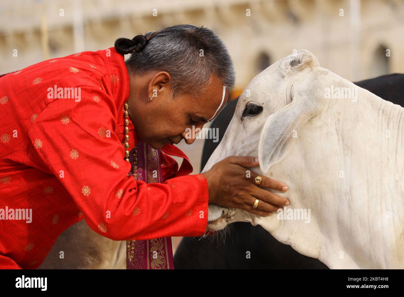 Il sacerdote indù indiano offre preghiere in occasione del ''Guru Purnima'' sul lago santo di Pushkar, Rajasthan, India il 05 luglio 2020. I devoti indù celebrano questo giorno offrendo 'puja' al loro guru. (Foto di Himanshu Sharma/NurPhoto) Foto Stock