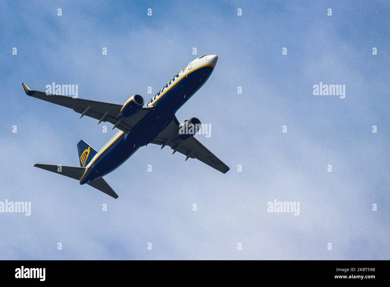 Un aereo Ryanair Boeing 737-800 visto atterrare a Salonicco Makedonia SKG LGTS International Airport come la Grecia sta revocando la misura di divieto di viaggio a causa del Covid-19 Coronavirus Pandemic. Il governo greco ha iniziato ad allentare le misure e ad avere voli internazionali dal 1 luglio 2020 come il paese ha aperto per i turisti per la stagione estiva, poiché il turismo è una delle più grandi industrie entranti nel PIL del paese. Ryanair è un vettore aereo economico a basso costo. Il velivolo di atterraggio ha la registrazione EI-GJT. Luglio 4, 2020 (Foto di Nicolas Economou/NurPhoto) Foto Stock