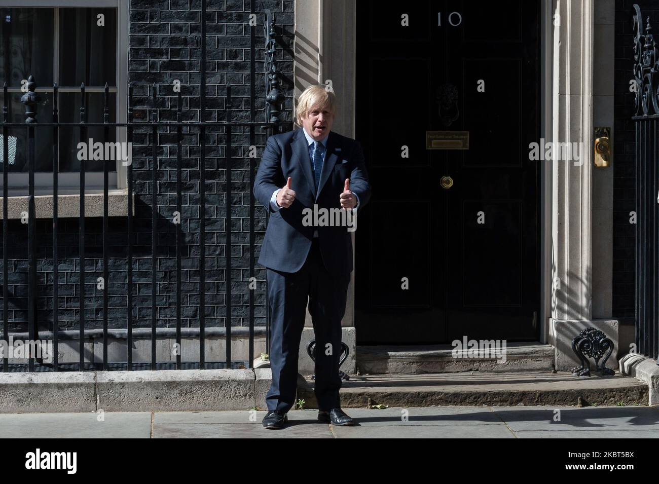 Il primo ministro britannico Boris Johnson partecipa agli applausi a livello nazionale per il personale dell'NHS al di fuori di 10 Downing Street per celebrare il 72nd° anniversario del lancio del Servizio sanitario Nazionale il 05 luglio 2020 a Londra, Inghilterra. (Foto di Wiktor Szymanowicz/NurPhoto) Foto Stock