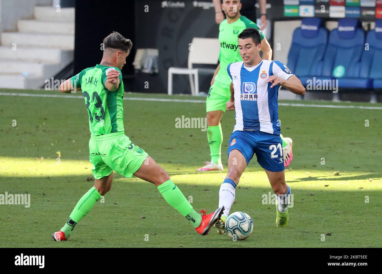 Marc Roca e Javier Aviles durante la partita tra RCD Espanyol e CD Leganes, corrispondente alla Liga Santander, suonata allo stadio RCDEspanyol il 05th luglio 2020, a Barcellona, Spagna. (Foto di Joan Valls/Urbanandsport /NurPhoto) Foto Stock