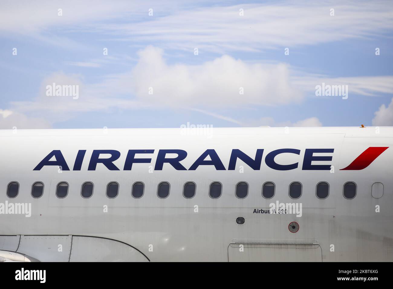 Air France KLM Airbus A320 si avvicina all'aeroporto internazionale di Cracovia Giovanni Paolo II, in occasione del volo di inaugurazione del collegamento aereo Parigi-Cracovia. Balice, Polonia il 3 luglio 2020. L'aeroporto di Kraków è il secondo terminal aereo più grande della Polonia, lo scorso anno ha servito oltre 8,4 milioni di passeggeri. A causa della pandemia di coronavirus, il terminal è stato chiuso da metà marzo e riaperto il 17 giugno per i voli internazionali in tutta l'UE. (Foto di Beata Zawrzel/NurPhoto) Foto Stock