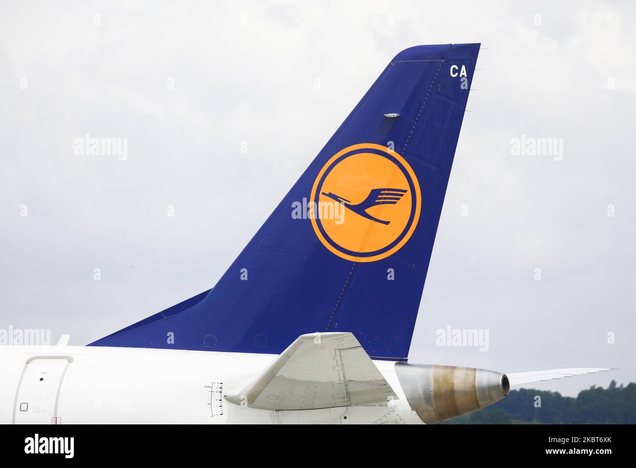 Il logo della Lufthansa German Airlines viene visto su un aereo presso l'aeroporto internazionale di Cracovia John Paul II a Balice, Polonia, il 3 luglio 2020. L'aeroporto di Kraków è il secondo terminal aereo più grande della Polonia, lo scorso anno ha servito oltre 8,4 milioni di passeggeri. A causa della pandemia di coronavirus, il terminal è stato chiuso da metà marzo e riaperto il 17 giugno per i voli internazionali in tutta l'UE. (Foto di Beata Zawrzel/NurPhoto) Foto Stock