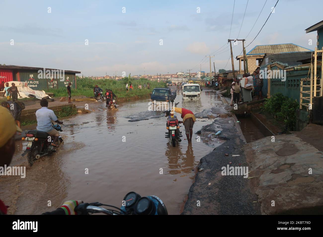 Camion bloccati in IgE Road allagata, Aboru, Lagos. Alluvione sconvolse il movimento e le attività socio-economiche nella zona di Alabede di IgE Road, Aboru, Lagos, Nigeria dopo un pesante calo il 6 luglio 2020. (Foto di Adekunle Ajayi/NurPhoto) Foto Stock