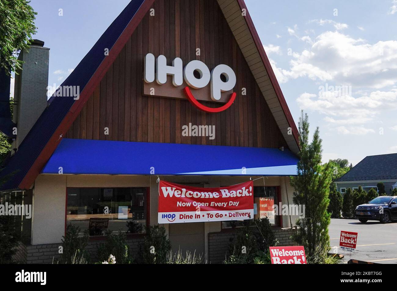 Una vista di una catena di fast food IHOP a Queens, New York, USA., che offre pasti in e pick up il 4 luglio 2020. (Foto di John Nacion/NurPhoto) Foto Stock