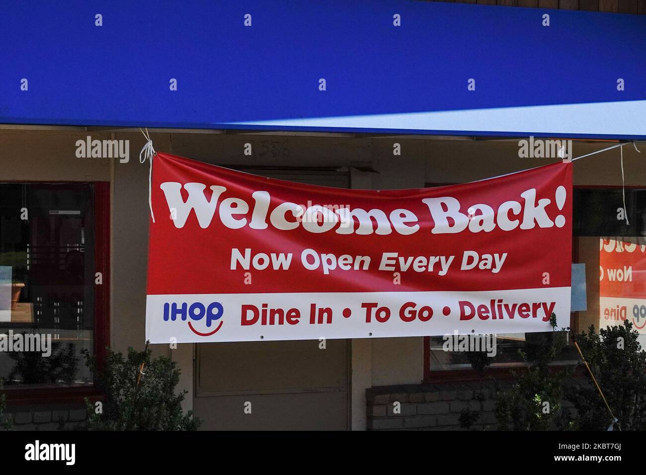 Una vista di una catena di fast food IHOP a Queens, New York, USA., che offre pasti in e pick up il 4 luglio 2020. (Foto di John Nacion/NurPhoto) Foto Stock