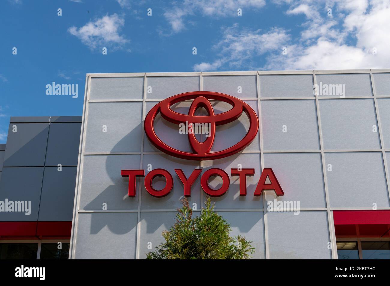 Una vista della concessionaria Toyota a Queens, New York, USA., il 4 luglio 2020. Tesla supera Toyota per diventare il più prezioso costruttore di automobili del mondo. (Foto di John Nacion/NurPhoto) Foto Stock