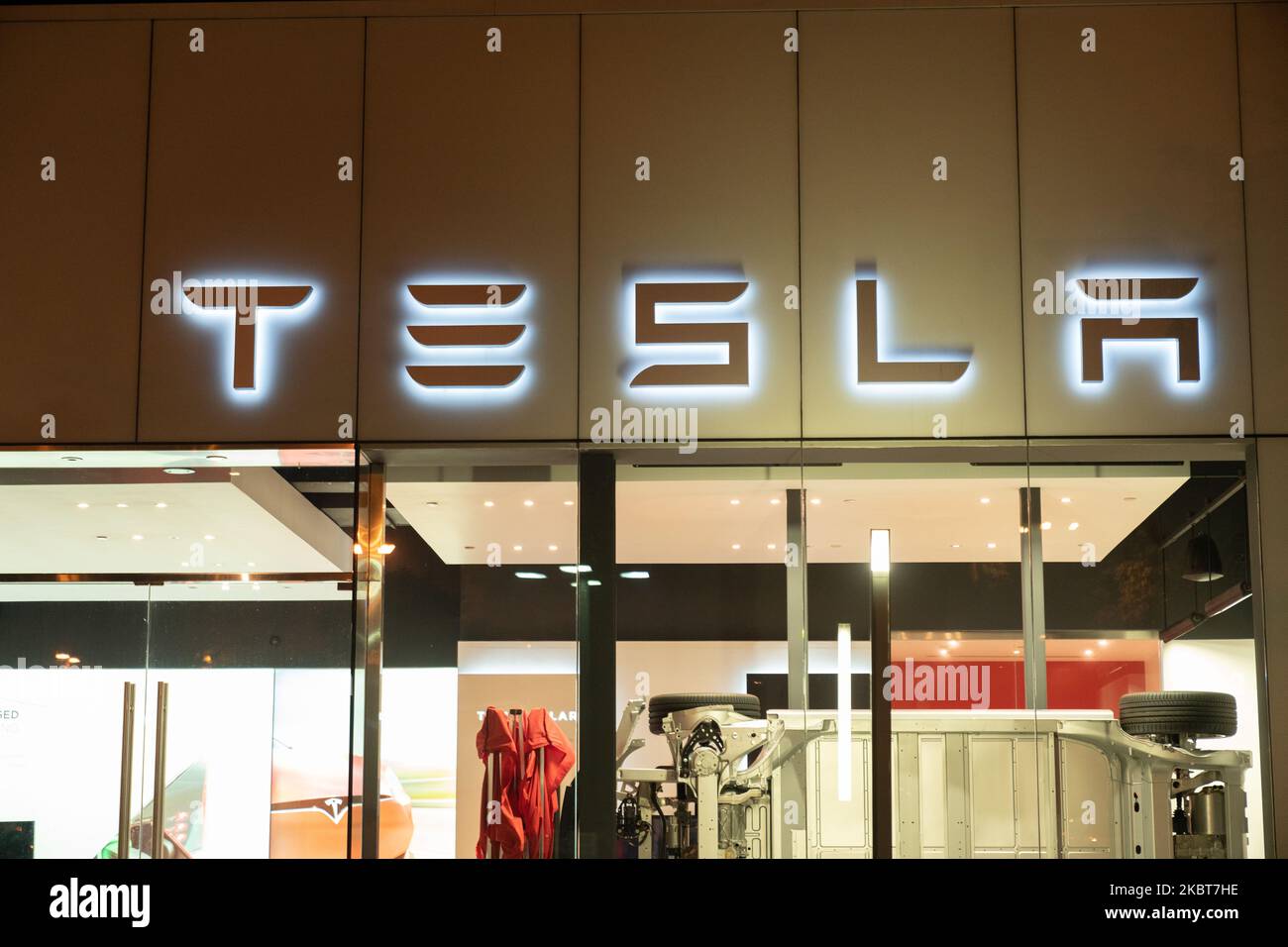Una panoramica della concessionaria Tesla a Queens, New York, USA., il 4 luglio 2020. Tesla supera Toyota per diventare il più prezioso costruttore di automobili del mondo. (Foto di John Nacion/NurPhoto) Foto Stock