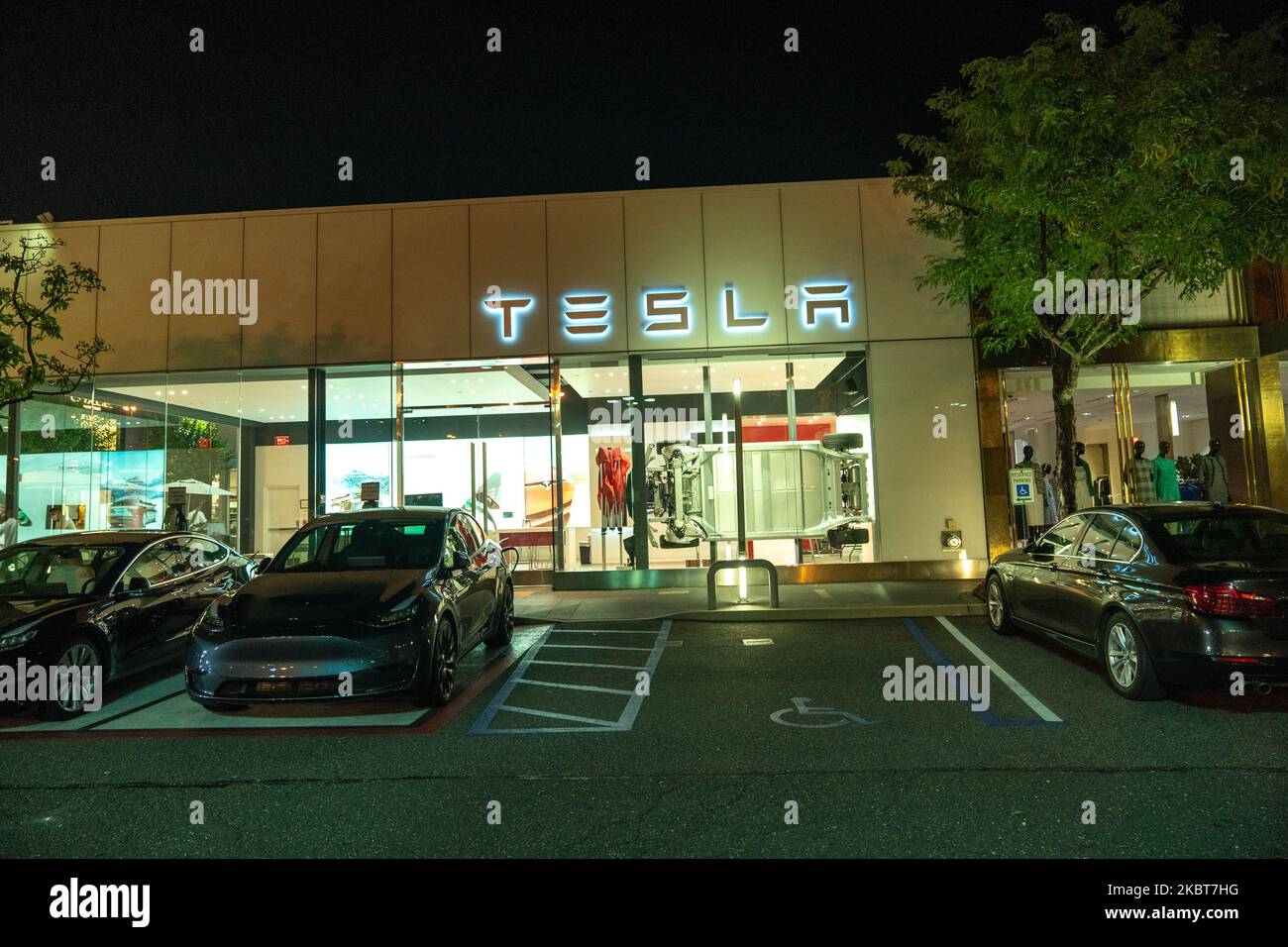 Una panoramica della concessionaria Tesla a Queens, New York, USA., il 4 luglio 2020. Tesla supera Toyota per diventare il più prezioso costruttore di automobili del mondo. (Foto di John Nacion/NurPhoto) Foto Stock