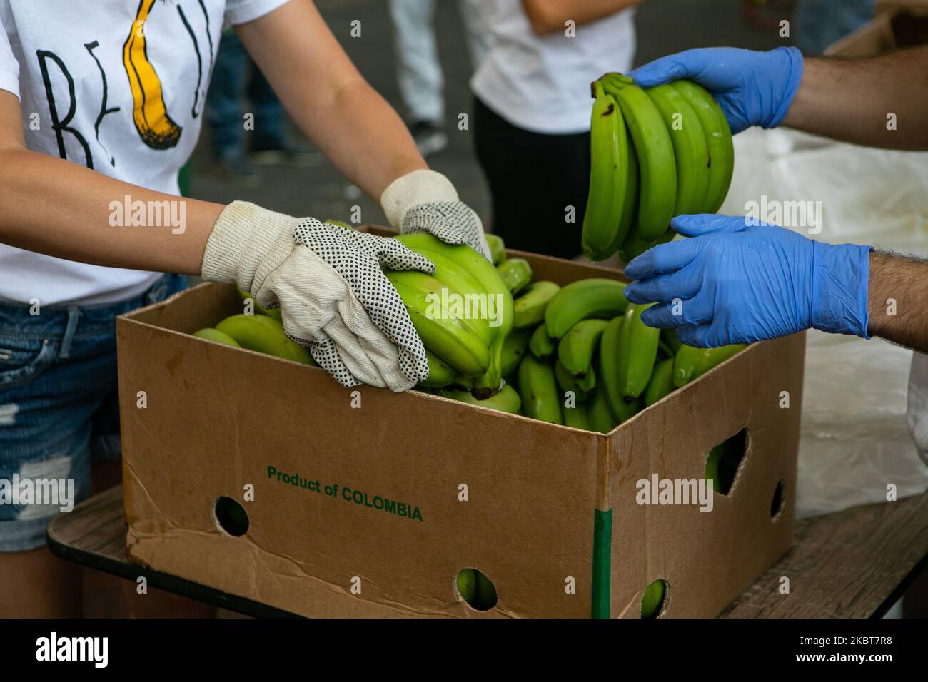 Giorno successivo al progetto di recupero al mercato ortofrutticolo di Milano. Recup è un progetto che agisce nei mercati locali della città per combattere lo spreco di cibo e l'esclusione sociale. L'associazione recupera il cibo prima che venga gettato via, lo dividono tra commestibile e non, e infine lo ridistribuiscono a chi vuole prenderlo. Il 8 luglio 2020 a Milano. (Foto di Mairo Cinquetti/NurPhoto) Foto Stock