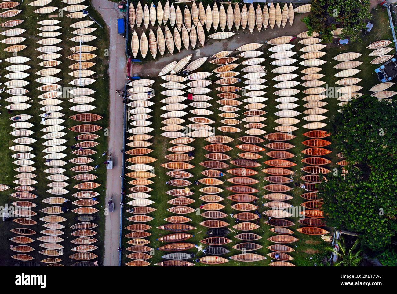 Un vecchio mercato locale di gommone (piccola barca) di mezzo secolo a Manikganj, Bangladesh, il 8 luglio 2020 ha raccolto popolarità per la qualità delle barche vendute lì, con acquirenti provenienti da tutto il Paese. Centinaia di barche sono vendute al mercato di Ghior upazila a Manikganj, localmente conosciuto come 'Ghior Dinghy Noukar Haat', dalla mattina al crepuscolo. (Foto di Sony Ramany/NurPhoto) Foto Stock