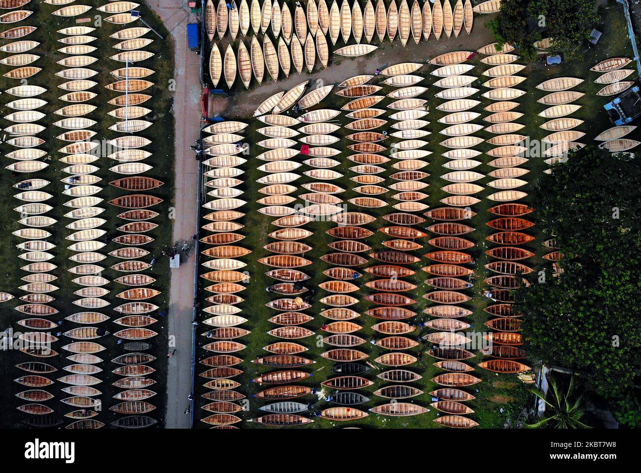 Un vecchio mercato locale di gommone (piccola barca) di mezzo secolo a Manikganj, Bangladesh, il 8 luglio 2020 ha raccolto popolarità per la qualità delle barche vendute lì, con acquirenti provenienti da tutto il Paese. Centinaia di barche sono vendute al mercato di Ghior upazila a Manikganj, localmente conosciuto come 'Ghior Dinghy Noukar Haat', dalla mattina al crepuscolo. (Foto di Sony Ramany/NurPhoto) Foto Stock