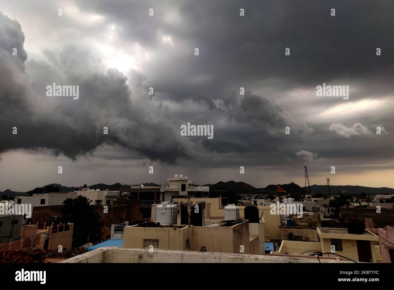 A View of dense rain nubi in Ajmer, Rajasthan, India il 8 luglio 2020. (Foto di Himanshu Sharma/NurPhoto) Foto Stock