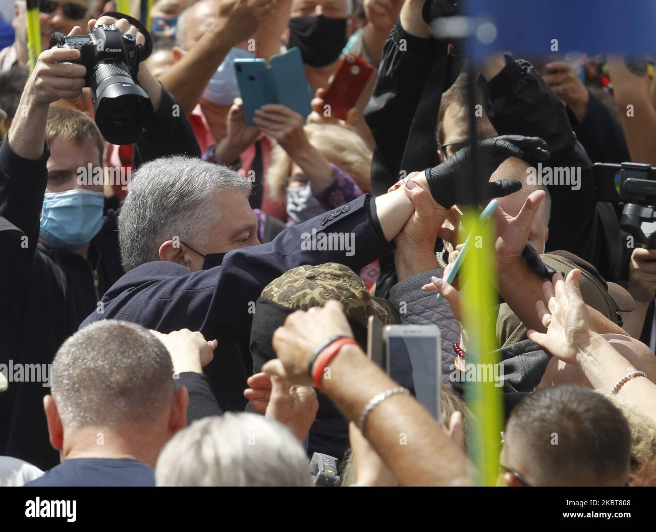 L'ex presidente ucraino Petro Poroshenko (L) saluta i suoi sostenitori prima di un'audizione presso il tribunale del distretto di Pechersky a Kiev, in Ucraina, il 08 luglio 2020. L'ex presidente ucraino e il leader del partito "solidarietà europea" Petro Poroshenko è sospettato di presunti abusi di potere in nomina di un funzionario principale del Servizio di intelligence estera nel 2018, come hanno riferito i media locali. (Foto di Str/NurPhoto) Foto Stock