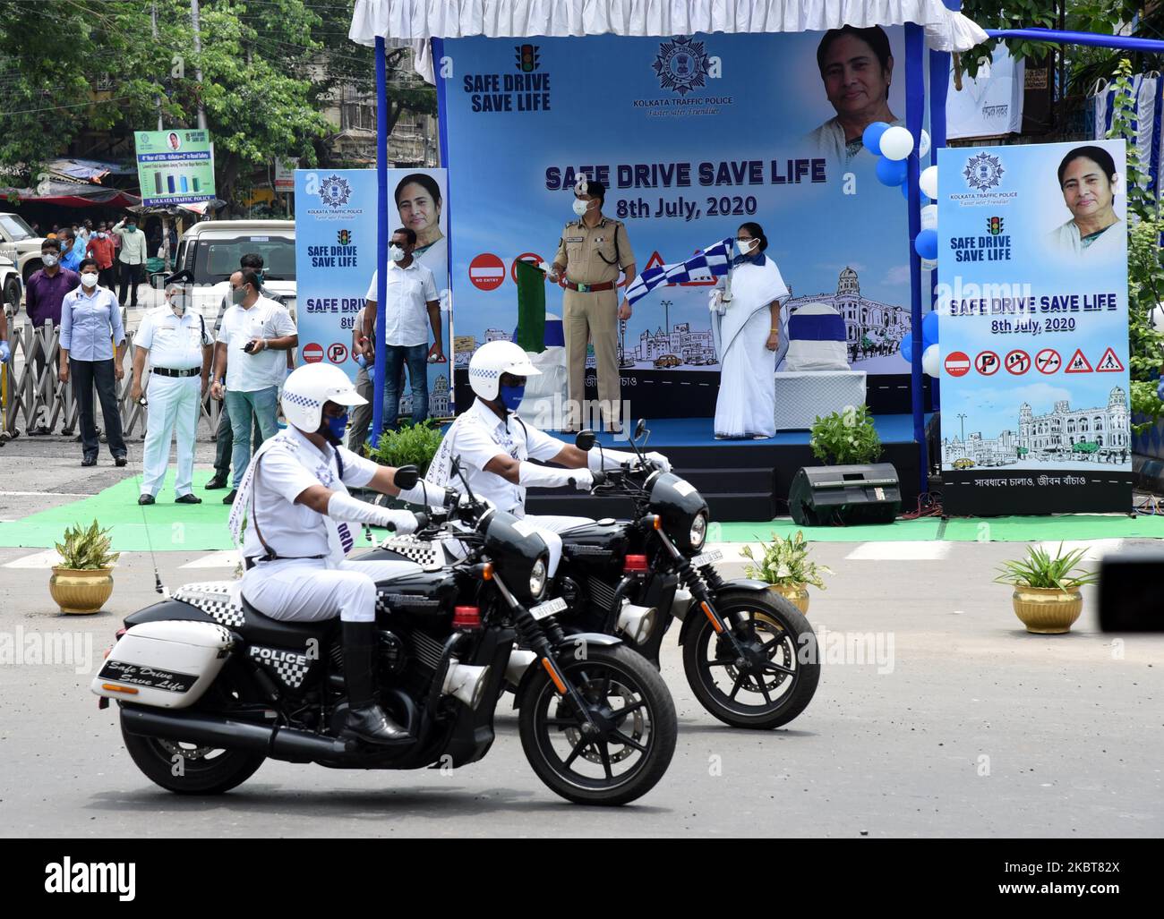 Mamata Banerjee, primo ministro del Bengala Occidentale, inaugura un rally motociclista della polizia di Kolkata, volto a diffondere il programma di sensibilizzazione sulla sicurezza stradale Safe Drive Save Life a Kolkata, India, il 8th luglio 2020. (Foto di Sonali Pal Chaudhury/NurPhoto) Foto Stock