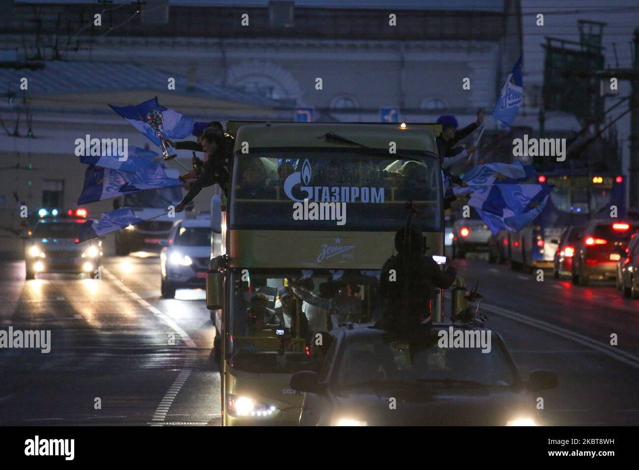 I giocatori di Zenit cavalcano un autobus nel centro di San Pietroburgo per celebrare la loro vittoria nel campionato russo a San Pietroburgo, Russia, il 8 luglio 2020. Zenit divenne il primo campione della Premier League russa. (Foto di Valya Egorshin/NurPhoto) Foto Stock