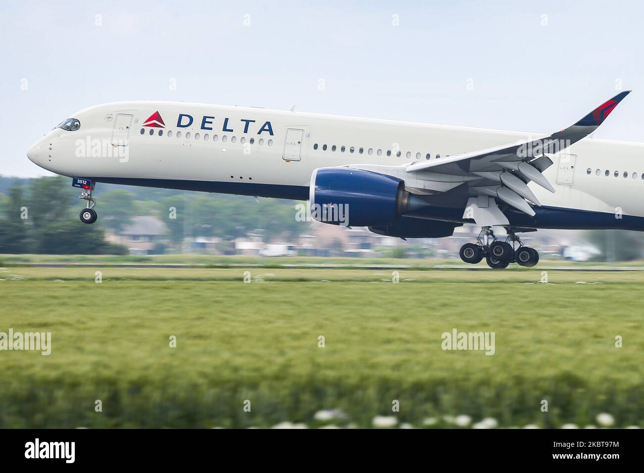 Delta Air Lines Airbus A350-900 come visto all'atterraggio finale presso l'aeroporto Schiphol AMS EHAM di Amsterdam nei Paesi Bassi. Il moderno e avanzato velivolo a fusoliera larga Delta Airlines ha la registrazione N512DN ed è alimentato da 2x motori a reazione RR. Delta DL DAL è la seconda compagnia aerea più grande del mondo con sede ad Atlanta, Georgia, Stati Uniti ed è membro dell'alleanza aerea SkyTeam. Delta si collega con i voli transatlantici degli Stati Uniti d'America con i Paesi Bassi e l'Europa durante l'era pandemica del Coronavirus Covid-19. 2 luglio 2020 (Foto di Nicolas Foto Stock