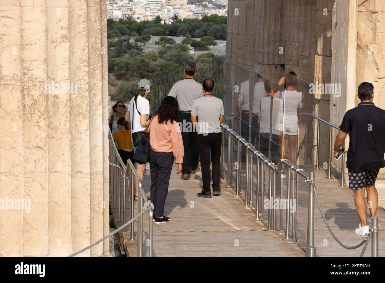 Pochi turisti come visto visitando l'Acropoli paragonando la normalità sovraffollata prima della pandemia, il punto di riferimento principale visita nella capitale greca dopo aver alleggerito le misure di blocco di Coronavirus Covid-19. Il divisorio in plexiglass è installato all'ingresso dell'Acropoli. Le barriere in plexiglass si trovano a Propylaia, mentre altri divisori a nastro retrattili conducono i turisti a un percorso circolare intorno al Partenone in modo che non si affrontino i gruppi faccia a faccia. Il 7 luglio 2020 ad Atene, Grecia. (Foto di Nicolas Economou/NurPhoto) Foto Stock