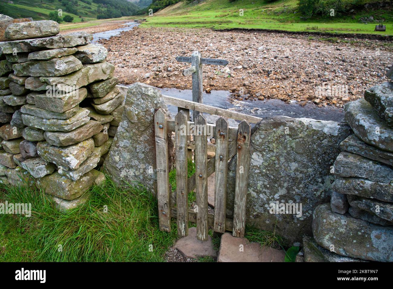 Cancello di legno su un percorso escursionistico nel Yorkshire Dales, Inghilterra, Regno Unito. Foto Stock