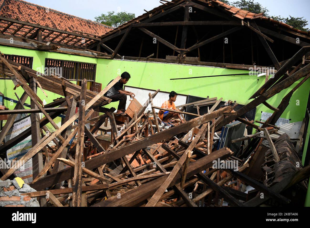 Un certo numero di residenti ha osservato il tetto di 03 Sindangsari Public Elementary School (SDN) che crollò a Cabangbungin, Bekasi Regency, West Java, il 9 luglio, 2020. Secondo la scuola il tetto della classe è crollato (23 giugno 2020) A causa delle condizioni dell'edificio che era vecchio e non c'era assistenza scolastica da quando è stato rilasciato nel mese di febbraio a causa della pandemia covida -19 e non ci sono stati trattamenti e non ci sono stati decessi nell'incidente. (Foto di Dasril Roszandi/NurPhoto) Foto Stock