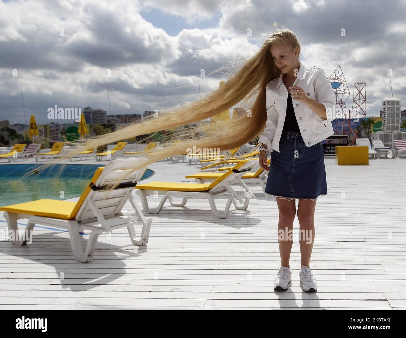 Ucraino Olena Korzenyuk, 17 anni, mostra i suoi capelli che è lungo 2,35 metri, al Registro Nazionale dei record di Ucraina presentazione a Kiev, Ucraina, il 09 luglio, 2020. Olena Korzenyuk è considerato il detentore del record con i capelli più lunghi tra gli adolescenti in Ucraina. (Foto di Str/NurPhoto) Foto Stock