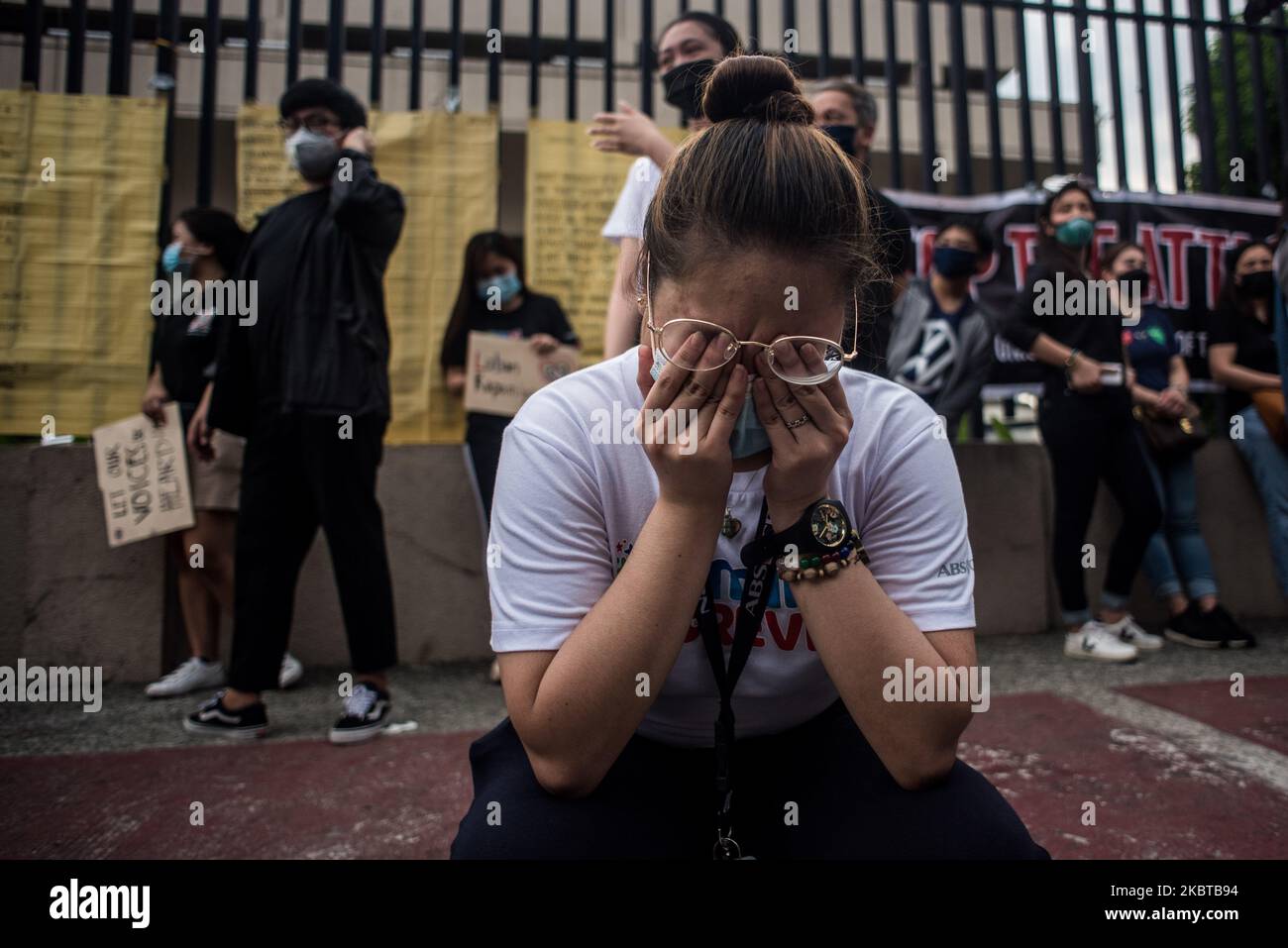 Un dipendente della rete televisiva filippina ABS-CBN grida dopo che la Camera dei rappresentanti ha negato il rinnovo del franchising del gigante dei media a Quezon City, Filippine, il 10 luglio 2020. Il 5 maggio è stato emesso un ordine di cessazione e di desistenza nei confronti di ABS-CBN, che ha provocato l'interruzione delle attività televisive e radiofoniche della rete a livello nazionale (Foto di Lisa Marie David/NurPhoto). Foto Stock