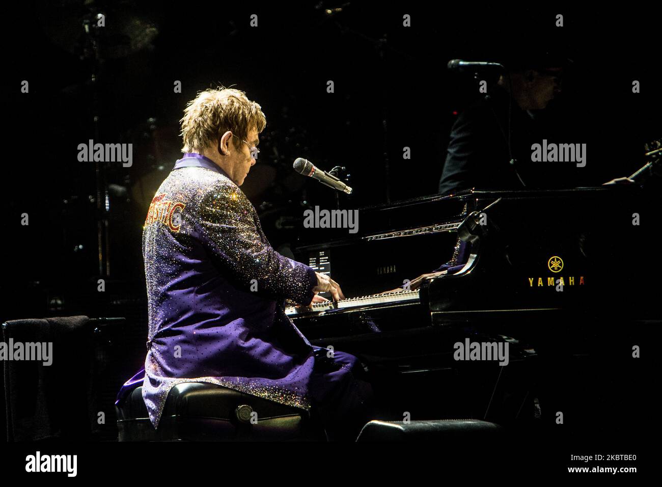 elton john suona il pianoforte