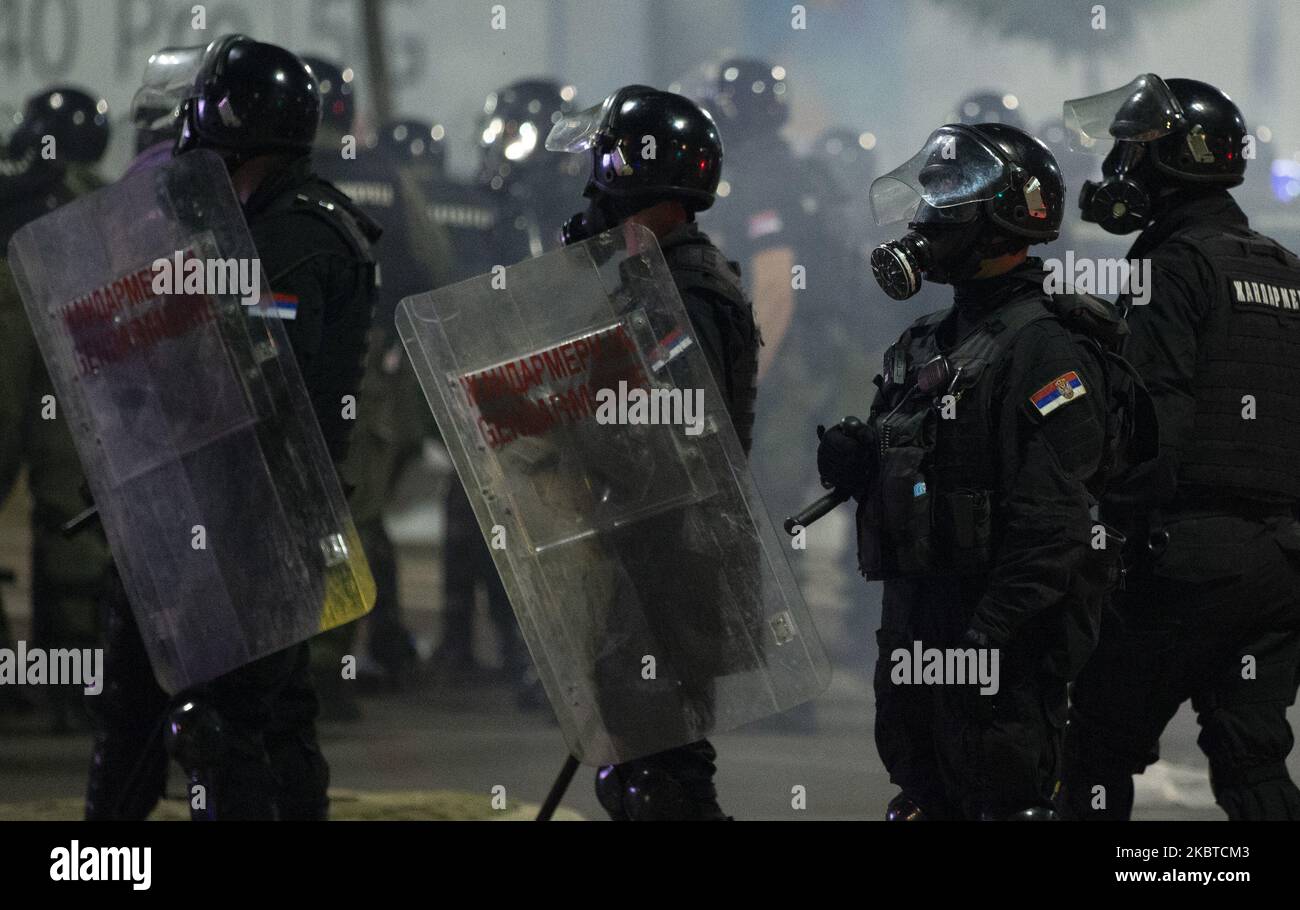 I manifestanti si riuniscono di fronte al parlamento serbo durante una protesta contro un blocco previsto per la capitale questo fine settimana per fermare la diffusione della malattia di coronavirus, nonché contro il presidente Aleksandar Vucic e il suo governo a Belgrado, in Serbia, il 10 luglio 2020. (Foto di Nikola Krstic/NurPhoto) Foto Stock
