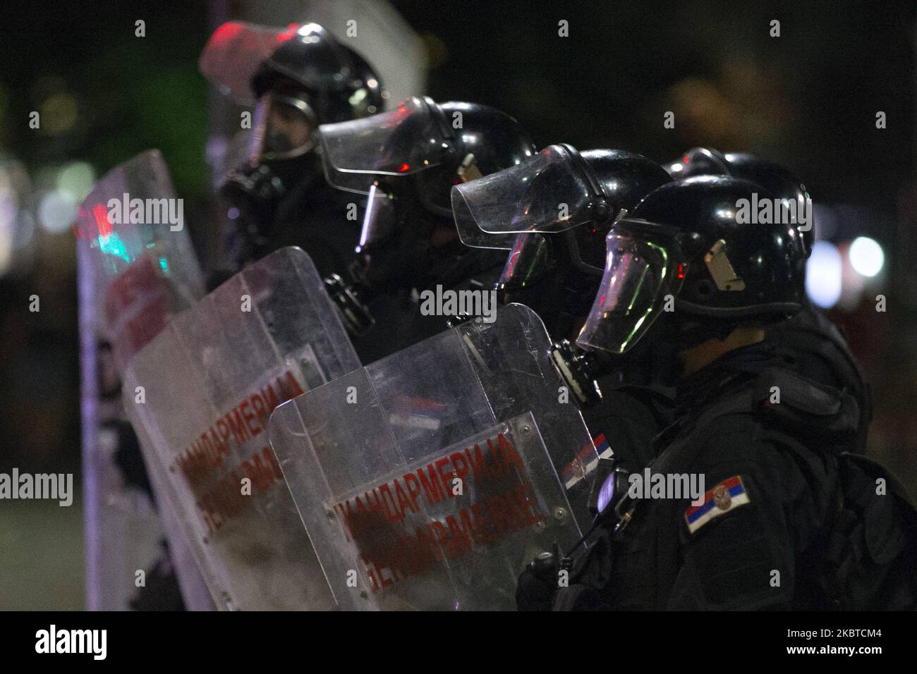 I manifestanti si riuniscono di fronte al parlamento serbo durante una protesta contro un blocco previsto per la capitale questo fine settimana per fermare la diffusione della malattia di coronavirus, nonché contro il presidente Aleksandar Vucic e il suo governo a Belgrado, in Serbia, il 10 luglio 2020. (Foto di Nikola Krstic/NurPhoto) Foto Stock