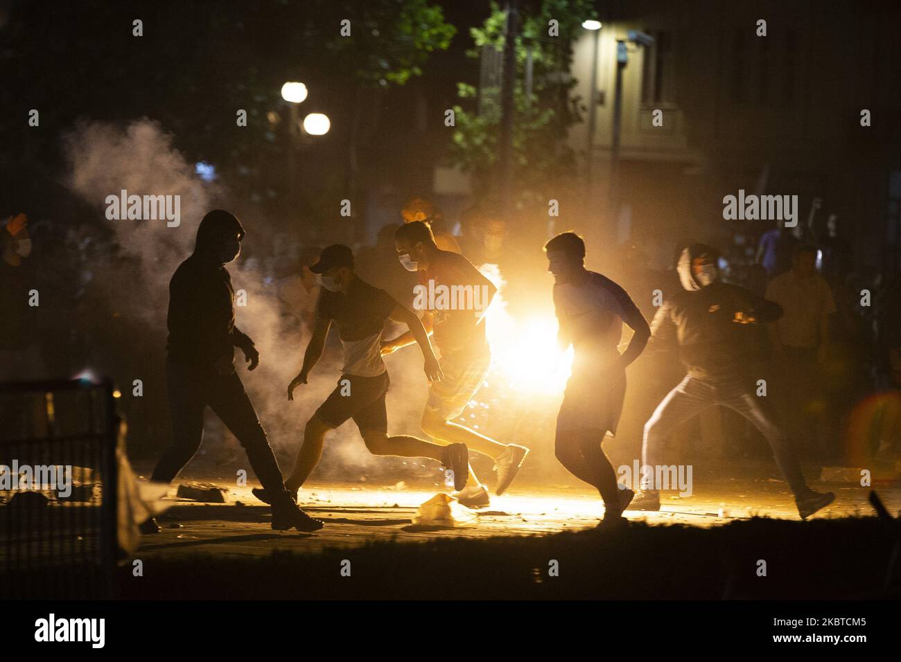 I manifestanti si riuniscono di fronte al parlamento serbo durante una protesta contro un blocco previsto per la capitale questo fine settimana per fermare la diffusione della malattia di coronavirus, nonché contro il presidente Aleksandar Vucic e il suo governo a Belgrado, in Serbia, il 10 luglio 2020. (Foto di Nikola Krstic/NurPhoto) Foto Stock