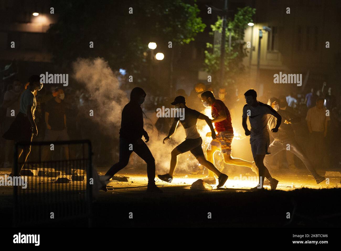 I manifestanti si riuniscono di fronte al parlamento serbo durante una protesta contro un blocco previsto per la capitale questo fine settimana per fermare la diffusione della malattia di coronavirus, nonché contro il presidente Aleksandar Vucic e il suo governo a Belgrado, in Serbia, il 10 luglio 2020. (Foto di Nikola Krstic/NurPhoto) Foto Stock