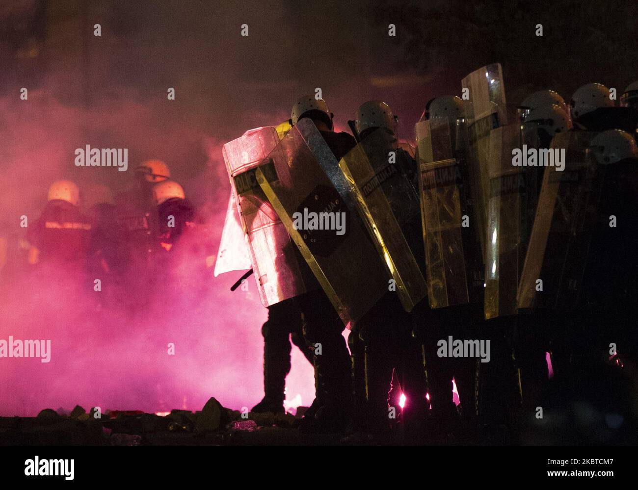I manifestanti si riuniscono di fronte al parlamento serbo durante una protesta contro un blocco previsto per la capitale questo fine settimana per fermare la diffusione della malattia di coronavirus, nonché contro il presidente Aleksandar Vucic e il suo governo a Belgrado, in Serbia, il 10 luglio 2020. (Foto di Nikola Krstic/NurPhoto) Foto Stock