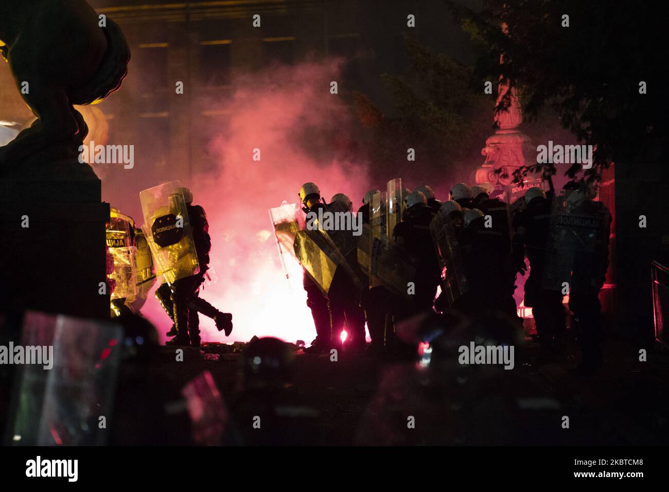 I manifestanti si riuniscono di fronte al parlamento serbo durante una protesta contro un blocco previsto per la capitale questo fine settimana per fermare la diffusione della malattia di coronavirus, nonché contro il presidente Aleksandar Vucic e il suo governo a Belgrado, in Serbia, il 10 luglio 2020. (Foto di Nikola Krstic/NurPhoto) Foto Stock